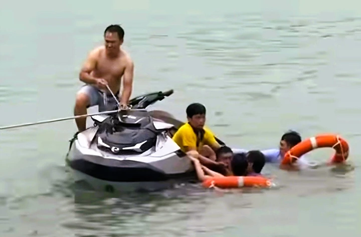 Hai người gặp nạn khi bay flyboard: Hồ Núi Lớ chưa được phép tổ chức trình diễn Hai người gặp nạn khi bay flyboard: Hồ Núi Lớ chưa được phép tổ chức trình diễn