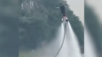 Hai người gặp nạn khi biểu diễn flyboard ở Ninh Bình