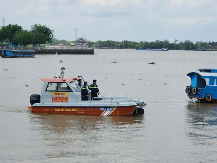 Hai người mất tích sông Tiền sau buổi tiệc sinh nhật trên tàu du lịch Hai người mất tích sông Tiền sau buổi tiệc sinh nhật trên tàu du lịch