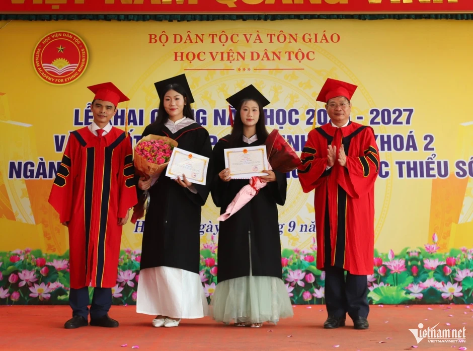 Hai nữ sinh La Hủ cùng trở thành thủ khoa đầu ra Hai nữ sinh La Hủ cùng trở thành thủ khoa đầu ra