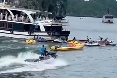 Hải Phòng: Va chạm hai tàu du lịch trên vịnh Lan Hạ, một người tử vong Hải Phòng: Va chạm hai tàu du lịch trên vịnh Lan Hạ, một người tử vong