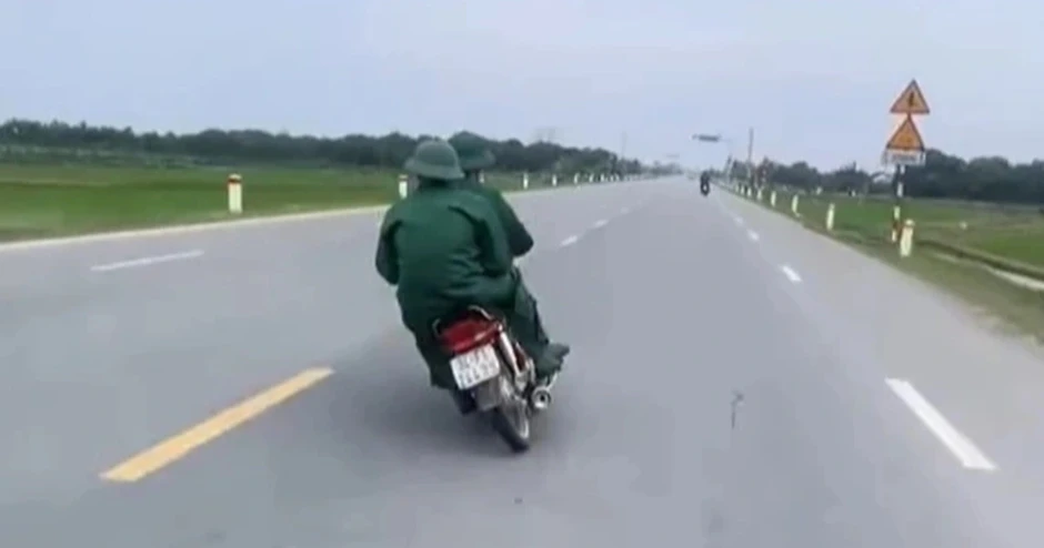 Hai thanh niên đi xe máy đánh võng trên đường bị xử lý 6 lỗi