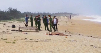 Hai thi thể nam giới dạt vào bờ biển