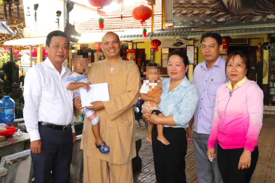 Hai trẻ nhỏ bị bỏ rơi ướt đẫm trong mưa trước cổng chùa ở Vĩnh Long Hai trẻ nhỏ bị bỏ rơi ướt đẫm trong mưa trước cổng chùa ở Vĩnh Long