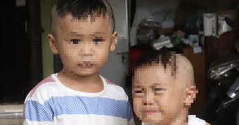 Hai trẻ nhỏ bị bỏ rơi ướt đẫm trong mưa trước cổng chùa ở Vĩnh Long