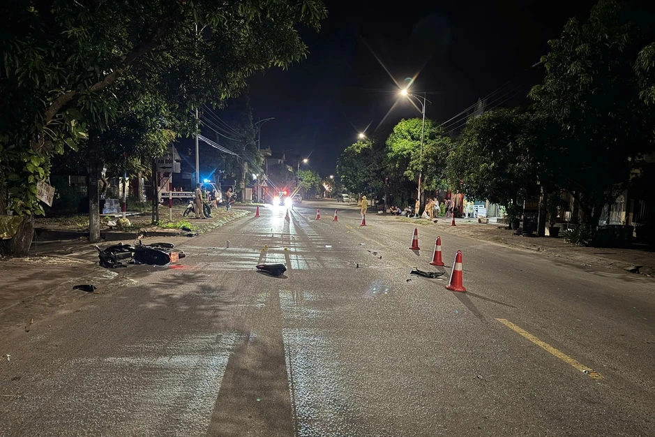 Hai xe máy đấu đầu trong đêm khiến 4 người thương vong