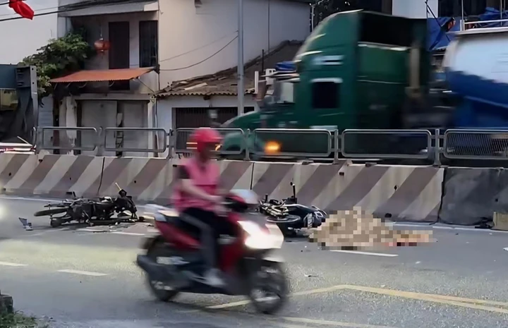 Hai xe máy tông trực diện trên cầu dẫn, 2 người thương vong Hai xe máy tông trực diện trên cầu dẫn, 2 người thương vong