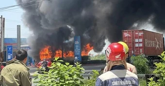 Hai xe ô tô 45 chỗ cháy ngùn ngụt trước trạm xăng Vũ Hạ tại Hưng Yên