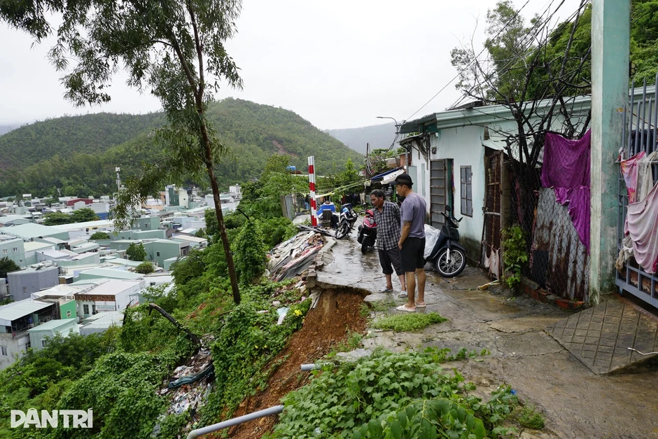 Hàng chục ngôi nhà lo sạt lở, chênh vênh bên vực sâu ở Gia Lai Hàng chục ngôi nhà lo sạt lở, chênh vênh bên vực sâu ở Gia Lai