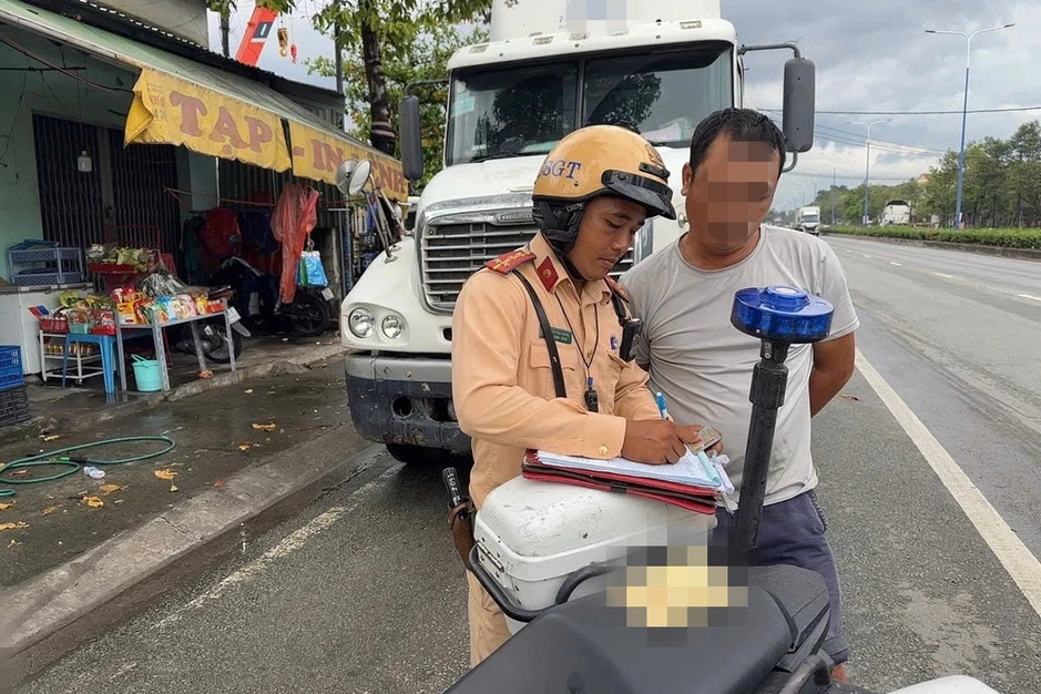 Hàng chục tài xế bị xử phạt vì đậu xe đầu kéo trên đường cấm ở TPHCM Hàng chục tài xế bị xử phạt vì đậu xe đầu kéo trên đường cấm ở TPHCM