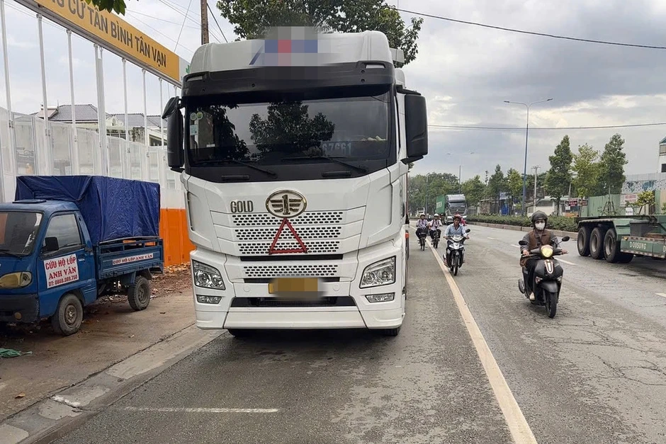 Hàng chục tài xế bị xử phạt vì đậu xe đầu kéo trên đường cấm ở TPHCM Hàng chục tài xế bị xử phạt vì đậu xe đầu kéo trên đường cấm ở TPHCM