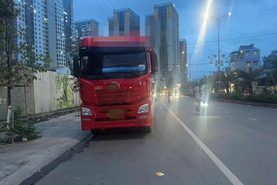 Hàng chục tài xế bị xử phạt vì đậu xe đầu kéo trên đường cấm ở TPHCM Hàng chục tài xế bị xử phạt vì đậu xe đầu kéo trên đường cấm ở TPHCM