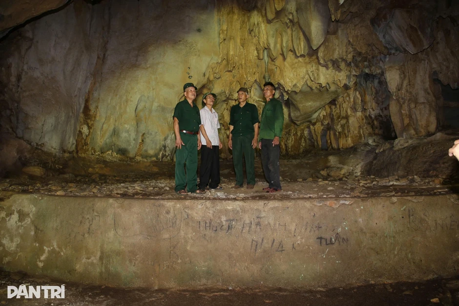 Hang đá bên sân bay dã chiến, kho vũ khí một thời ở “tuyến lửa” Trường Sơn Hang đá bên sân bay dã chiến, kho vũ khí một thời ở “tuyến lửa” Trường Sơn