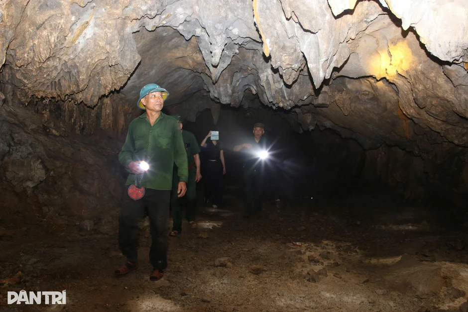 Hang đá bên sân bay dã chiến, kho vũ khí một thời ở “tuyến lửa” Trường Sơn Hang đá bên sân bay dã chiến, kho vũ khí một thời ở “tuyến lửa” Trường Sơn