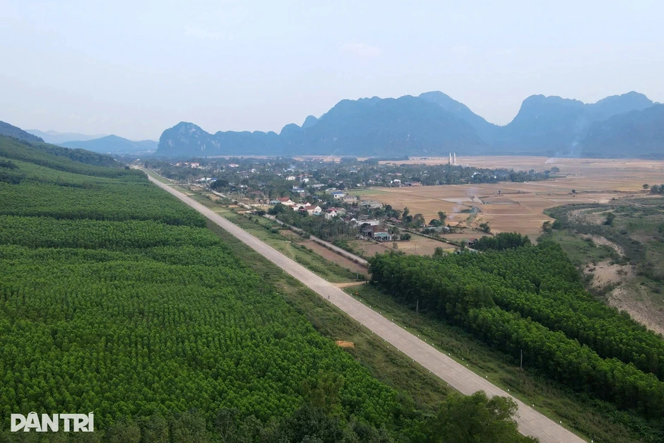 Hang đá bên sân bay dã chiến, kho vũ khí một thời ở “tuyến lửa” Trường Sơn Hang đá bên sân bay dã chiến, kho vũ khí một thời ở “tuyến lửa” Trường Sơn