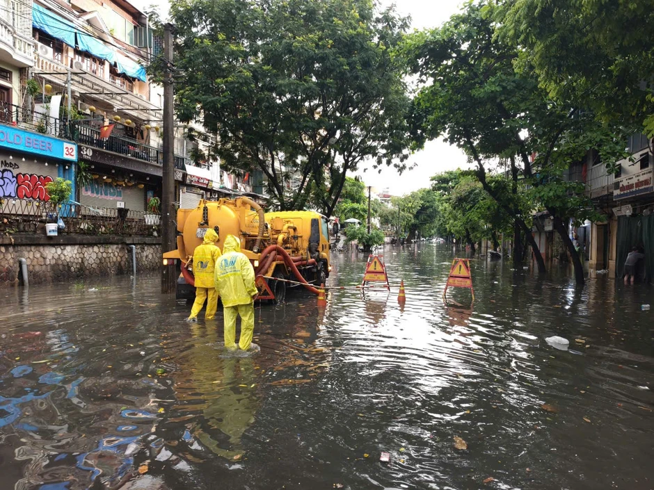 Hàng loạt khu vực ở Hà Nội dềnh nước sau trận mưa lớn Hàng loạt khu vực ở Hà Nội dềnh nước sau trận mưa lớn