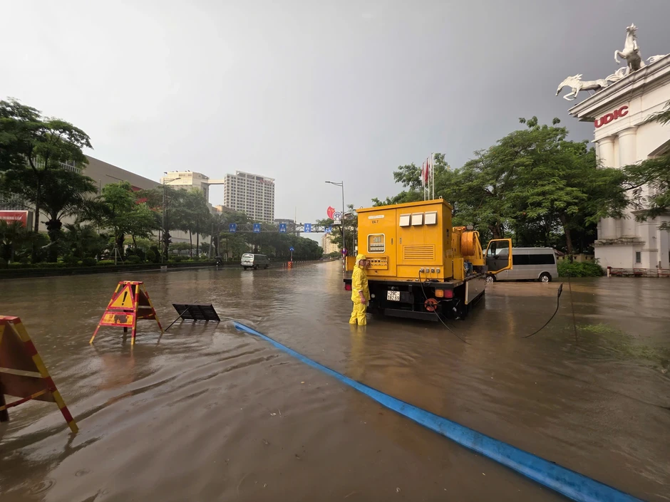Hàng loạt khu vực ở Hà Nội dềnh nước sau trận mưa lớn Hàng loạt khu vực ở Hà Nội dềnh nước sau trận mưa lớn
