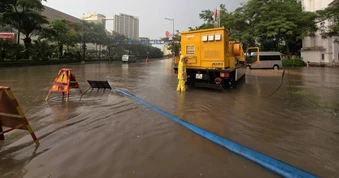 Hàng loạt khu vực ở Hà Nội dềnh nước sau trận mưa lớn