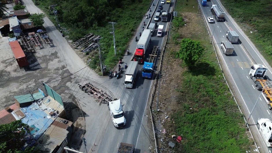Hàng loạt vi phạm tại các bãi xe tự phát, phường Cát Lái ra quân xử lý Hàng loạt vi phạm tại các bãi xe tự phát, phường Cát Lái ra quân xử lý