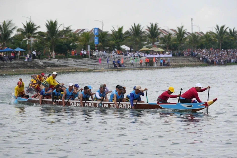 Hàng ngàn người dân Đà Nẵng quây kín bờ sông xem hội đua thuyền Hàng ngàn người dân Đà Nẵng quây kín bờ sông xem hội đua thuyền