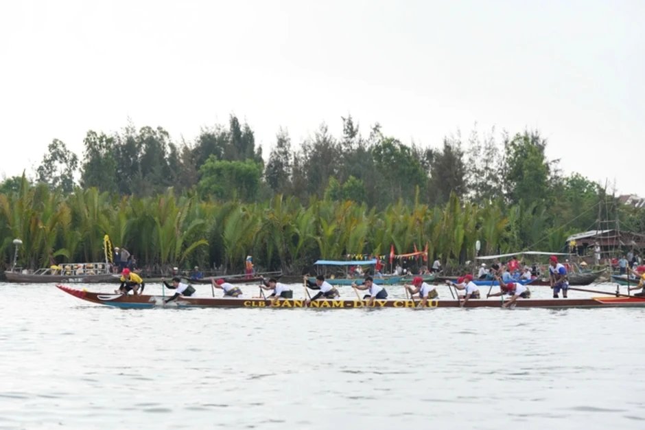 Hàng ngàn người dân Đà Nẵng quây kín bờ sông xem hội đua thuyền Hàng ngàn người dân Đà Nẵng quây kín bờ sông xem hội đua thuyền