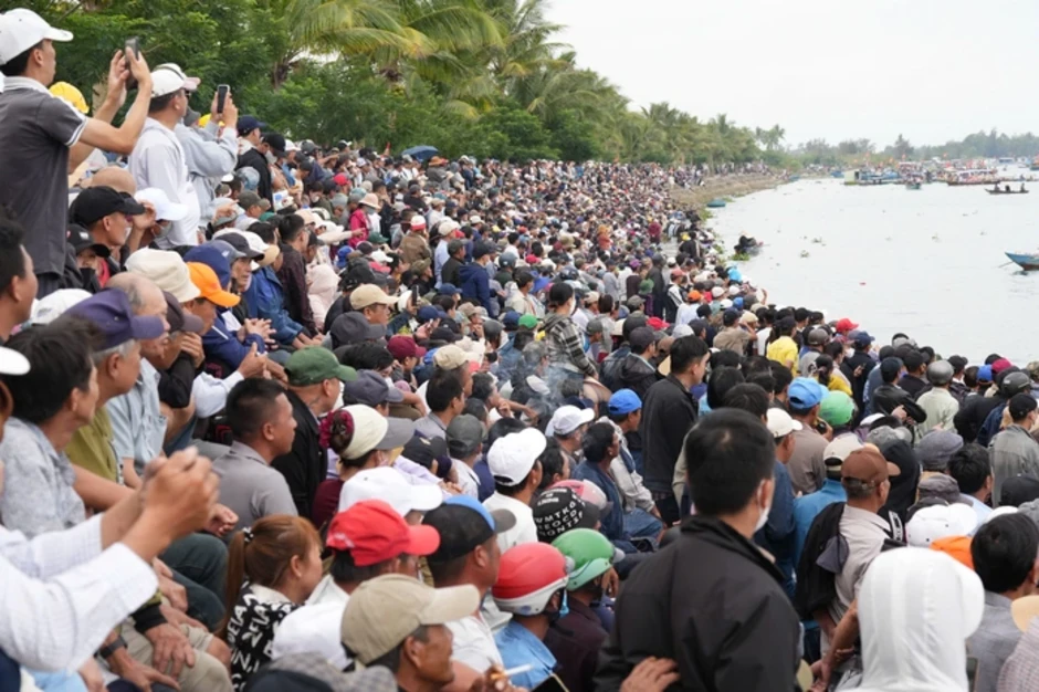 Hàng ngàn người dân Đà Nẵng quây kín bờ sông xem hội đua thuyền Hàng ngàn người dân Đà Nẵng quây kín bờ sông xem hội đua thuyền