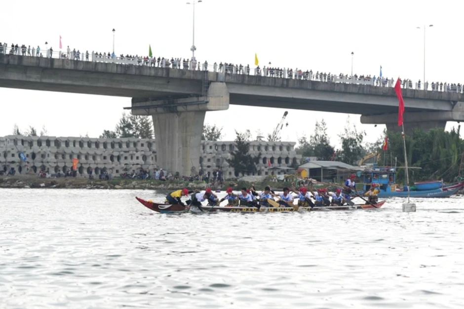 Hàng ngàn người dân Đà Nẵng quây kín bờ sông xem hội đua thuyền Hàng ngàn người dân Đà Nẵng quây kín bờ sông xem hội đua thuyền
