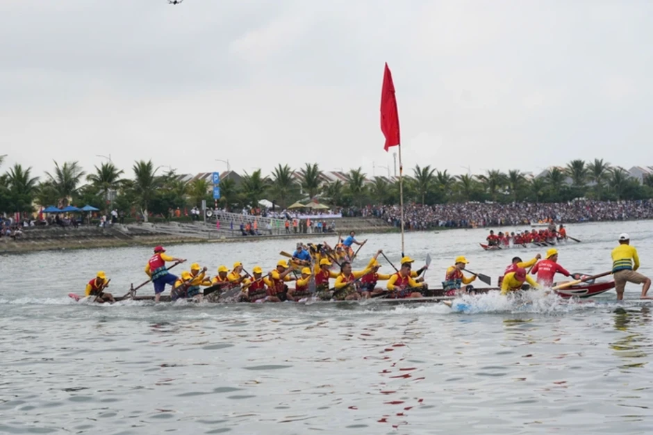 Hàng ngàn người dân Đà Nẵng quây kín bờ sông xem hội đua thuyền Hàng ngàn người dân Đà Nẵng quây kín bờ sông xem hội đua thuyền