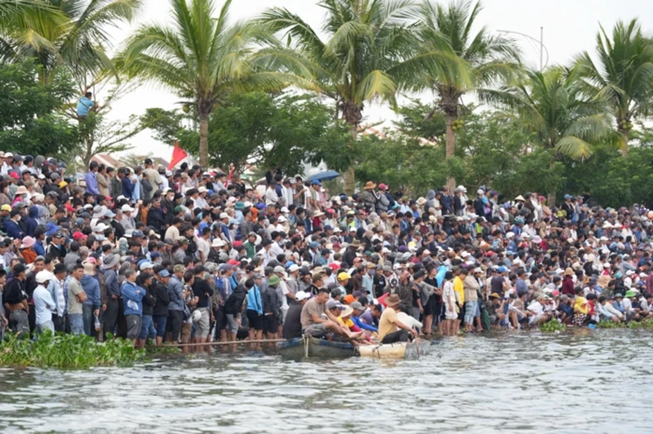 Hàng ngàn người dân Đà Nẵng quây kín bờ sông xem hội đua thuyền Hàng ngàn người dân Đà Nẵng quây kín bờ sông xem hội đua thuyền