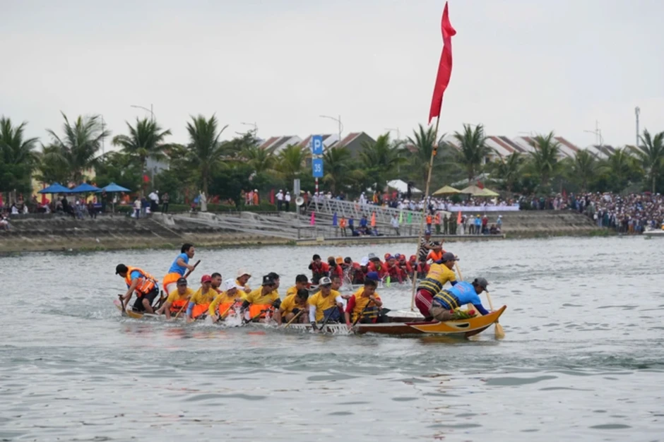 Hàng ngàn người dân Đà Nẵng quây kín bờ sông xem hội đua thuyền Hàng ngàn người dân Đà Nẵng quây kín bờ sông xem hội đua thuyền