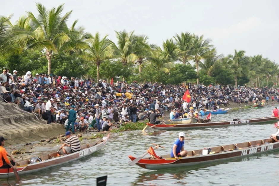 Hàng ngàn người dân Đà Nẵng quây kín bờ sông xem hội đua thuyền Hàng ngàn người dân Đà Nẵng quây kín bờ sông xem hội đua thuyền