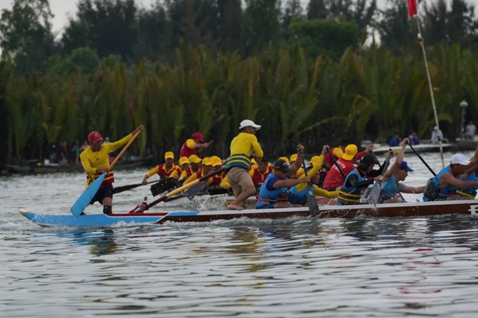 Hàng ngàn người dân Đà Nẵng quây kín bờ sông xem hội đua thuyền Hàng ngàn người dân Đà Nẵng quây kín bờ sông xem hội đua thuyền