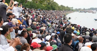 Hàng ngàn người dân Đà Nẵng quây kín bờ sông xem hội đua thuyền