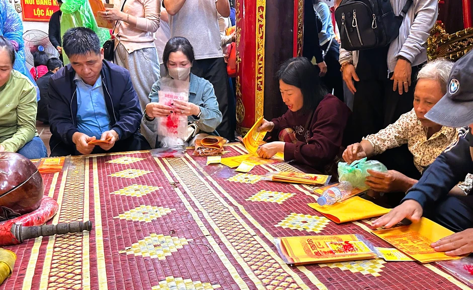 Hàng ngàn người "đội mưa" xuyên đêm chờ xin ấn đền Trần Hàng ngàn người "đội mưa" xuyên đêm chờ xin ấn đền Trần