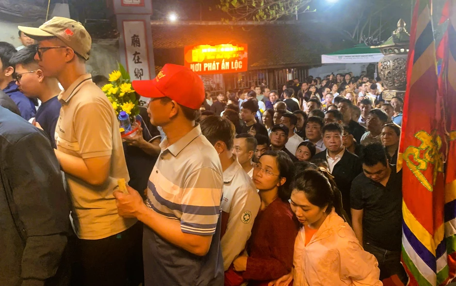Hàng ngàn người "đội mưa" xuyên đêm chờ xin ấn đền Trần Hàng ngàn người "đội mưa" xuyên đêm chờ xin ấn đền Trần