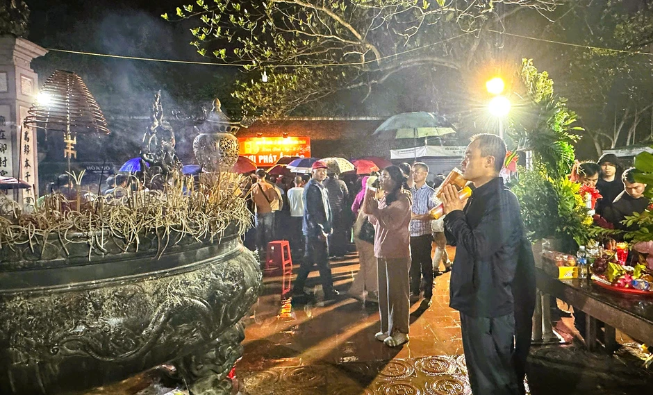 Hàng ngàn người "đội mưa" xuyên đêm chờ xin ấn đền Trần Hàng ngàn người "đội mưa" xuyên đêm chờ xin ấn đền Trần