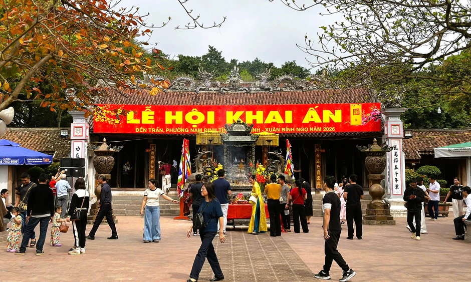 Hàng ngàn người "đội mưa" xuyên đêm chờ xin ấn đền Trần Hàng ngàn người "đội mưa" xuyên đêm chờ xin ấn đền Trần