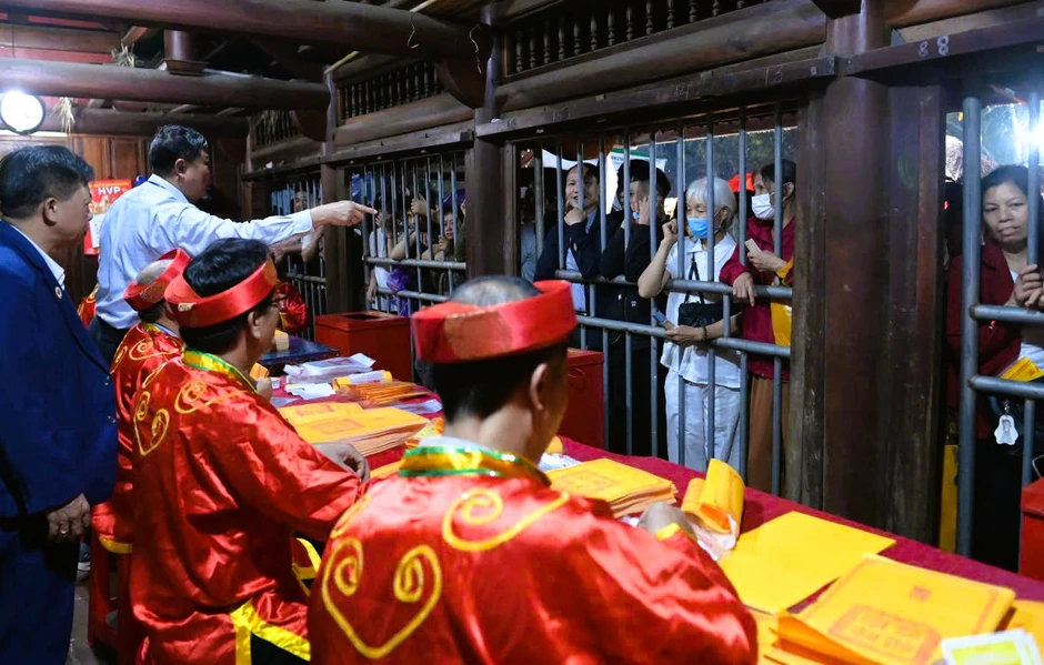 Hàng ngàn người "đội mưa" xuyên đêm chờ xin ấn đền Trần Hàng ngàn người "đội mưa" xuyên đêm chờ xin ấn đền Trần
