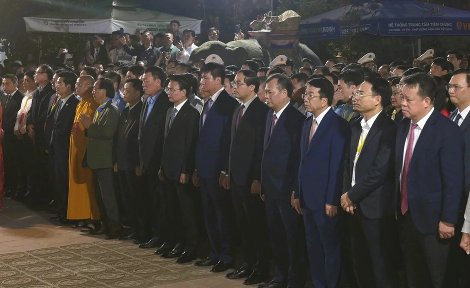 Hàng ngàn người "đội mưa" xuyên đêm chờ xin ấn đền Trần Hàng ngàn người "đội mưa" xuyên đêm chờ xin ấn đền Trần