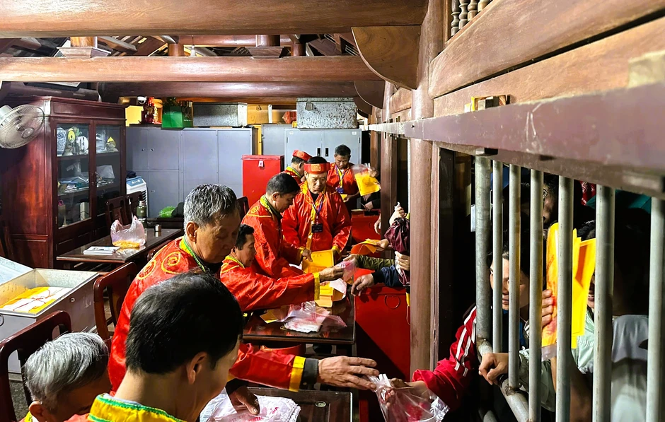 Hàng ngàn người "đội mưa" xuyên đêm chờ xin ấn đền Trần Hàng ngàn người "đội mưa" xuyên đêm chờ xin ấn đền Trần