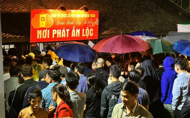 Hàng ngàn người "đội mưa" xuyên đêm chờ xin ấn đền Trần Hàng ngàn người "đội mưa" xuyên đêm chờ xin ấn đền Trần
