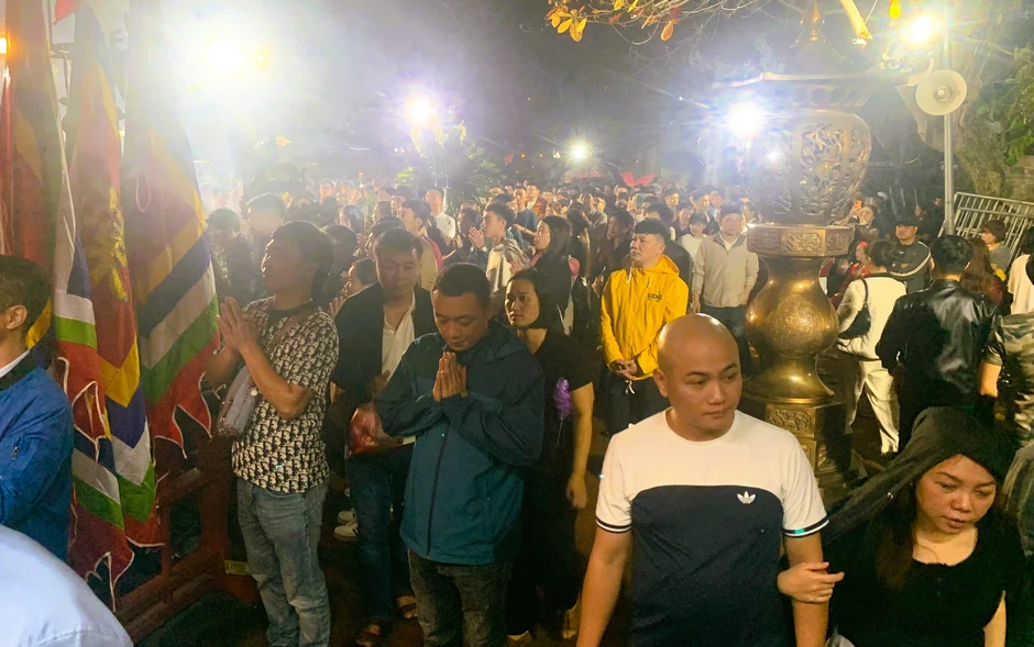 Hàng ngàn người "đội mưa" xuyên đêm chờ xin ấn đền Trần Hàng ngàn người "đội mưa" xuyên đêm chờ xin ấn đền Trần