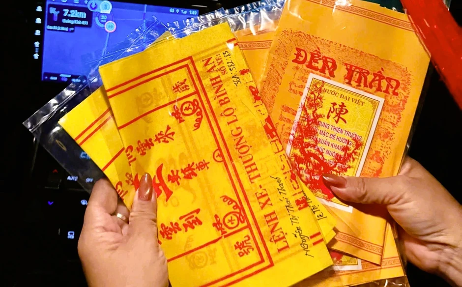 Hàng ngàn người "đội mưa" xuyên đêm chờ xin ấn đền Trần Hàng ngàn người "đội mưa" xuyên đêm chờ xin ấn đền Trần