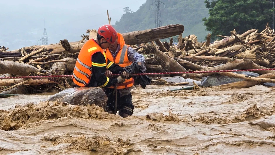 Hàng trăm chiến sĩ cùng 10 máy xúc nỗ lực tìm kiếm 4 người mất tích sau lũ Hàng trăm chiến sĩ cùng 10 máy xúc nỗ lực tìm kiếm 4 người mất tích sau lũ