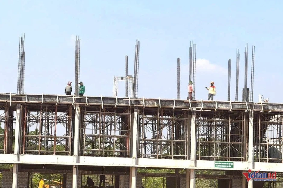 Hàng trăm công nhân vượt nắng hơn 40 độ xây trường cho trẻ vùng biên Hàng trăm công nhân vượt nắng hơn 40 độ xây trường cho trẻ vùng biên