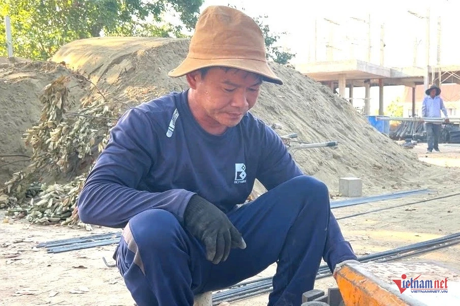 Hàng trăm công nhân vượt nắng hơn 40 độ xây trường cho trẻ vùng biên Hàng trăm công nhân vượt nắng hơn 40 độ xây trường cho trẻ vùng biên