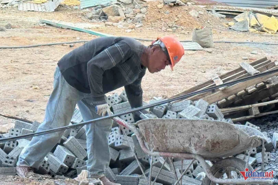 Hàng trăm công nhân vượt nắng hơn 40 độ xây trường cho trẻ vùng biên Hàng trăm công nhân vượt nắng hơn 40 độ xây trường cho trẻ vùng biên