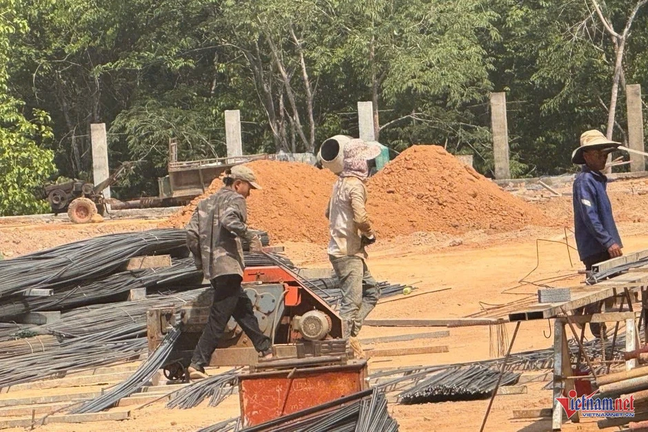 Hàng trăm công nhân vượt nắng hơn 40 độ xây trường cho trẻ vùng biên Hàng trăm công nhân vượt nắng hơn 40 độ xây trường cho trẻ vùng biên