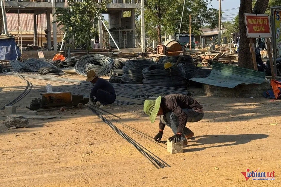 Hàng trăm công nhân vượt nắng hơn 40 độ xây trường cho trẻ vùng biên Hàng trăm công nhân vượt nắng hơn 40 độ xây trường cho trẻ vùng biên