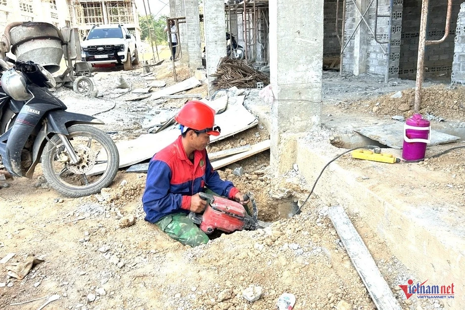 Hàng trăm công nhân vượt nắng hơn 40 độ xây trường cho trẻ vùng biên Hàng trăm công nhân vượt nắng hơn 40 độ xây trường cho trẻ vùng biên